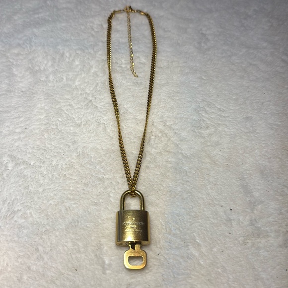 #317 Louis Vuitton lock and key necklace set - Picture 1 of 4